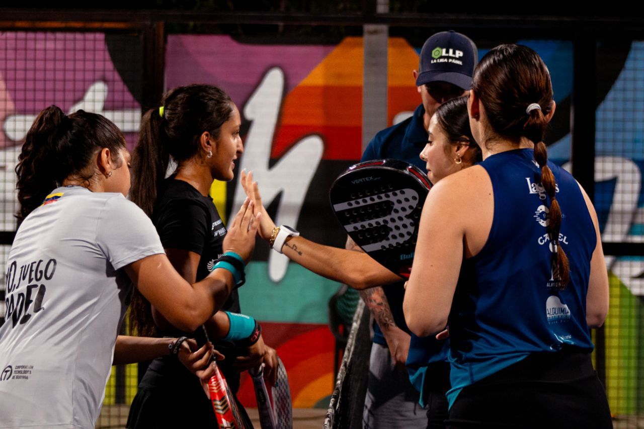 Jugadores reunidos después de un juego de padel.